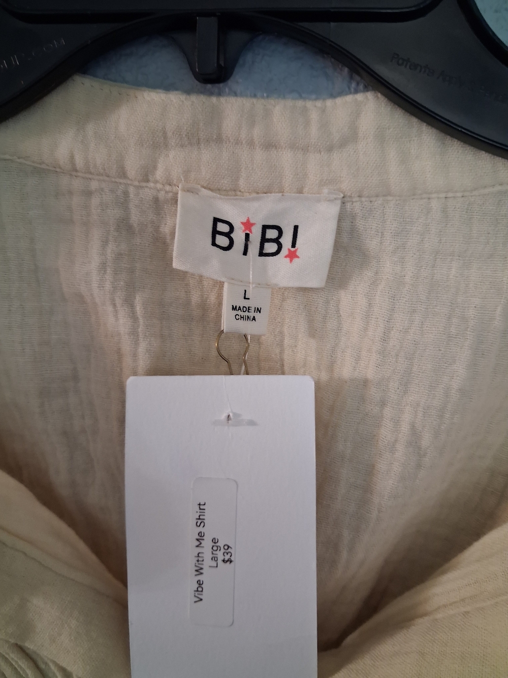 BiBi Cream Textured Button-Down Blouse with Ruffle Detail - Like new - No tags - Picture 4 of 6